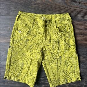 Leaf Print Women's Cargo Shorts